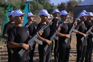 Bardzo młode kadry Hamasu (Źródło zdjęcia: https://cufi.org/issue/hamas-continues-recruiting-child-soldiers-where-is-the-condemnation/