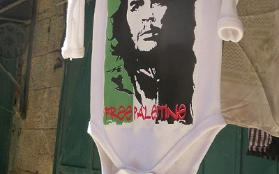 Zdjcie zrobione w maju 2018 r. na ulicy w muzumaskiej dzielnicy Starego Miasta Jerozolimy pokazuj ubranko dziecinne, które kojarzy Che Guevar, kubaskiego przywódc partyzantów, zabitego w 1967 r. w Boliwii, z walk o „woln Palestyn”.  