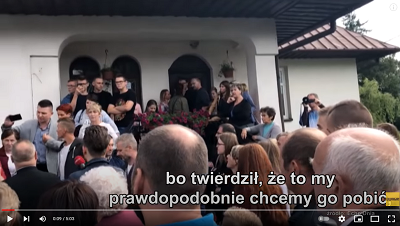 Rok 2018, parafianie wyganiają proboszcza, który pobił wikarego w Mnichowie. (Zdjęcie: zrzut z ekranu z reportażu TVN.)