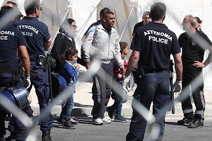 Republika Cypryjska, której 36% jest nielegalnie okupowane przez Turcję, coraz bardziej zmaga się z falą masowej, nielegalnej migracji z Turcji, Bliskiego Wschodu i Afryki. Migranci z Syrii stoją przed kioskiem w wiosce Chlorakas na Cyprze 31 stycznia 2022 r. Obecnie migranci stanowią jedną czwartą mieszkańców wioski. (Zdjęcie: Imigranici na Cyprze, źródło zdjęcia: „Cyprus Mail”)