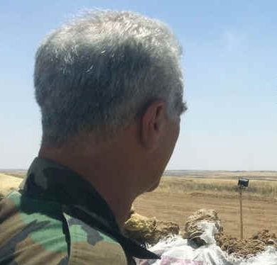 onierz Peszmergi obserwuje lini frontu z Pastwem Islamskim przy chrzecijaskiej wsi Talesskef w irackim Kurdystanie. (zdjcie: SETH J. FRANTZMAN)