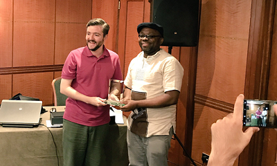 Leo Igwe w 2017 roku na Zgromadzeniu ogólnym w Londynie odbiera nagrod Humanist International z rk przewodniczcego Andrew Copsona za swoj dziaalno na rzecz humanizmu.