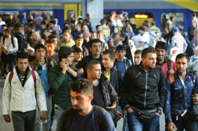 Gdzie s kobiety?<br /> Z 411 567 uchodców/migrantów, którzy przybyli do UE morzem  w tym roku, 72% to mczyni. Powyej, kilkudziesiciu z setek migrantów, którzy przybyli do Monachium 12 wrzenia 2015 r.