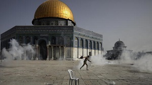 Palestyńczyk ucieka przed gazem łzawiącym podczas starć z izraelskimi siłami bezpieczeństwa na Wzgórzu Świątynnym, maj 2022( Zdjęcie: AP )
