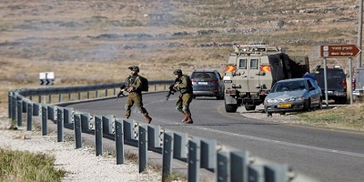 Izraelscy onierze biegn w pobliu sceny incydentu w Ramallah, 29 maja, 2020. Zdjcie: REUTERS/Mohamad Torokman.