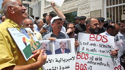 Demonstracja protestujca przed Biurem Przedstawicielstwa Niemiec w Ramallah na Zachodnim Brzegu 22 maja 2019 r. po potpieniu przez Bundestag ruchu BDS jako antysemickiego (Zdjcie: Getty Images)