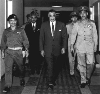 Król Hussein z Jordanii (po lewej), prezydent Gamal Abdel Nasser z Egiptu (porodku) w Kairze przed podpisaniem paktu obronnego 30 maja 1967 roku.