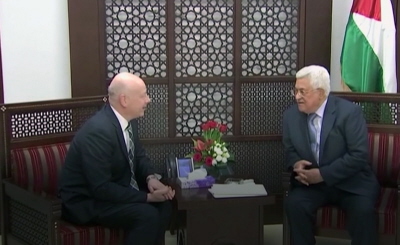 Prezydent Autonomii Palestyskiej, Mahmoud Abbas (po prawej) spotyka wysannika US, Jasona Greenblatta (po lewej) w Ramallah 14 marca 2017. (Zrzut z ekranu NTDTV)