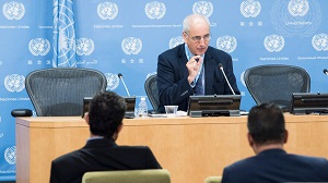 Michael Lynk, Specjalny sprawozdawca Rady Praw Człowieka ONZ ds. sytuacji praw człowieka na palestyńskim terytorium, przekazuje informacje dziennikarzom. Zdjęcie: UN Photo/Kim Haughton.