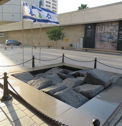 Pomnik na miejscu, gdzie zamordowano Rabina w pobliu Placu Rabina w Tel Awiwie