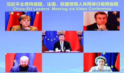 Chiński prezydent Xi Jinping przemawia do przywódców Niemice, Francji, Rady Europy i Komisji Europejskiej przez wideo z Pekinu, 30 grudnia 2020 r. Podczas spotkania chińscy i europejscy przywódcy ogłosili Wszechstronne Porozumienie o Inwestycjach (CAI) między Chinami a Unią Europejską.  (Xinhua/Ding Lin)