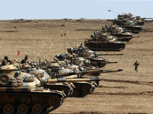 Tureckie czogi na granicy z Syri  w pobliu Kobane.