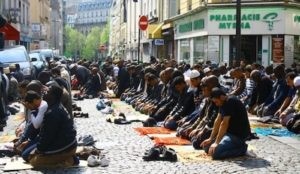Muzumanie modlcy si na ulicach Parya.