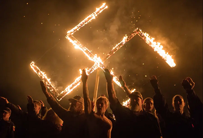 Czonkowie Ruchu narodowosocjalistycznego oddaj nazistowski salut pod ponc swastyk. Georgia, USA. 21 kwietnia 2018. (zdjcie: GO NAKAMURA/REUTERS)