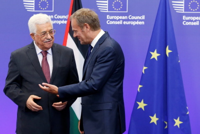 Mahmoud Abbas,  prezydent Autonomii Palestyskiej witany przez przewodniczcego Rady Europejskiej, Donalda Tuska, przed wystpieniem we wtorek 21 czerwca na forum PE w Brukseli. (Olivier Hoslet/European Pressphoto Agency)