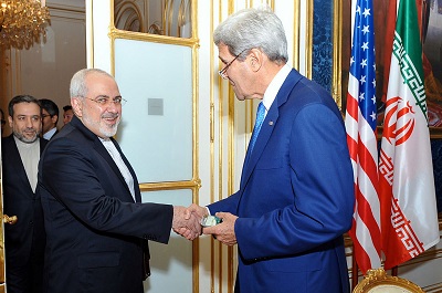 Administracja Bidena nasila polityk ugaskiwania iraskiej dyktatury w nadziei na ponowne oywienie umowy nuklearnej z 2015 roku. Jak historia wielokrotnie ju pokazywaa, ugaskiwanie, tajne umowy i szczodre ustpstwa wobec drapienych reimów nigdy nie przynosz dobrych efektów. Na zdjciu amerykaski Sekretarz Stanu John Kerry wita si z iraskim Ministrem Spraw Zagranicznych Mohammadem Dawadem Zarifem w Wiedniu 12 lipca 2014 roku. (ródo: US State Department)