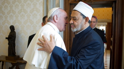 Papie Franciszek serdecznie powita dr. Ahmeda al-Tayeba, mówic po tym spotkaniu, e byo ono dowodem, i muzumanie s pokojowi. „Miaem dug rozmow z Wielkim Imamem Uniwersytetu Al-Azhar, i wiem jak oni myl. D do pokoju i zblienia.”        <br />
