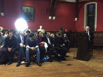 Alan Dershowitz w Oxford Union. (ródo zdjcia: Ambasada Izraela w Londynie)