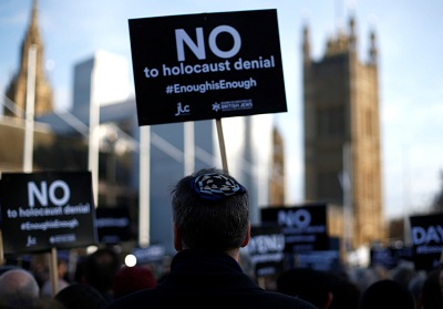 Protestujcy trzymaj plakaty i flagi podczas demonstracji zorganizowanej przez British Board of Jewish Deputies przeciwko antysemityzmowi na Parliament Square w Londynie. (zdjcie: HENRY NICHOLLS/REUTERS)