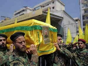 Setki terrorystów Hezbollahu wzięły udział w pogrzebie Taleba Abdallaha, znanego również jako Abu Taleb, wysokiego rangą dowódcy Hezbollahu, 12 czerwca 2024 r. (Credit: Matthieu Karam/L'Orient-Le Jour)