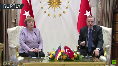 W lutym na spotkaniu w Ankarze, Erdogan ostro skrytykowa niemieck kanclerz Angel Merkel za to, e powiedziaa „islamski terror”. Gniewnie odpowiedzia swojemu gociowi: „Islam znaczy ‘pokój’, nie moe i w parze z ‘terrorem’”. (Zrzut z ekranu z wideo Ruptly)