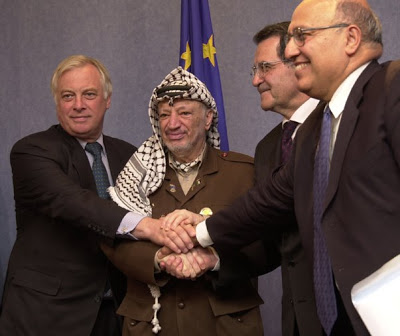 Bruksela, maj 2001: Patten w towarzystwie Jasera Arafata, <br /> Romano Prodiego i Nabila Szaatha [Zdjcie]
