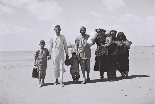 W 1948 r. w krajach arabskich mieszkao ok. miliona ydów. Ju ich tam nie ma.<br /> Dzisiaj stanowi wikszo ludnoci Izraela.  <br /> Na zdjciu uchodcy ydowscy z Jemenu w 1949 roku