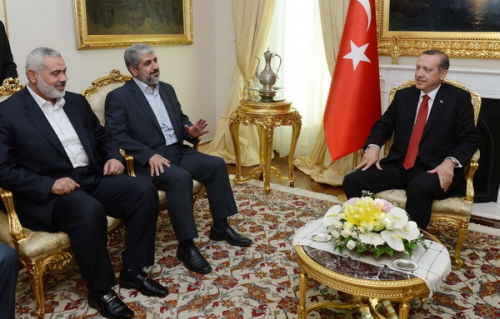 Prezydent turecki (wówczas premier) Recep Tayyip Erdogan, po prawej, spotyka si z przywódcami Hamasu, Chaledem Maszaalem (w rodku) i Ismailem Hanij 18 czerwca 2013 r. w Ankarze w Turcji. (Zdjcie: Biuro pracowe premiera Turcji)