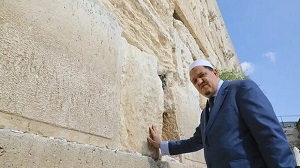 Imam Hassen Chalghoumi przy Ścianie Zachodniej w Jerozolimie.