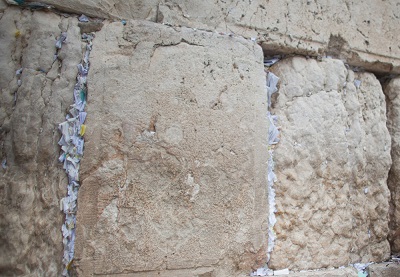 Na zdjciu: Karteczki umieszczone przez odwiedzajcych w szczelinach ciany Zachodniej w Jerozolimie w Izraelu. (Zdjcie: Uriel Sinai/Getty Images)