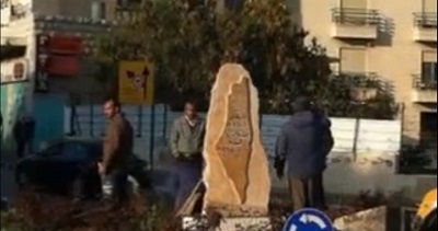 Monument z map usunity na przejazd prezydenta Baracka Obamy. Zrzut z ekranu, Youtube)