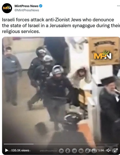 [Siły izraelskie atakują antysyjonistycznych Żydów, którzy potępiają państwo Izrael, w jerozolimskiej synagodze podczas nabożeństwa.]