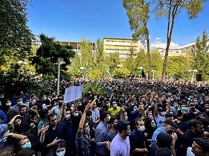 Iraczycy protestujcy przeciw rzdowi przed Amir Kabir University we wrzeniu 2022 roku. (ródo zdjcia: Wikipedia)