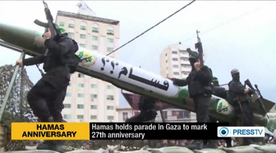 Tysice uzbrojonych onierzy Hamasu pokazywao swoj bro na paradzie 14 grudnia 2014 r. w Gazie, w ramach obchodów 27 rocznicy zaoenia tej organizacji. (Zdjcie: PressTV, zrzut z ekranu)