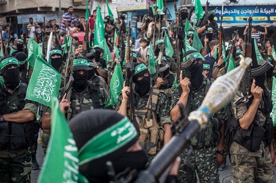 Hamas i Islamski Dihad rzdz niemal dwoma milionami Palestyczyków w Strefie Gazy. Kada grupa ma wasne kierownictwo polityczne, jak równie milicje, które posiadaj róne rodzaje broni, w tym rakiety i pociski balistyczne. Na zdjciu: Bojówkarze Hamasu paraduj ze swoj broni w Gazie 20 lipca 2017 r. (Zdjcie: Chris McGrath/Getty Images)