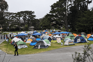 Obóz namiotowy wspierajcy Hamas i Palestyczyków w Strefie Gazy na dziedzicu Uniwersytetu Stanowego w San Francisco, 3 maja 2024 r. ródo: Mariwlqs via Wikimedia Commons.