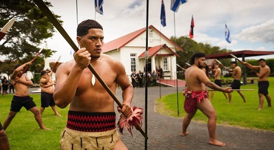 Powitanie nowego ambasadora Izraela w Nowej Zelandii, RanaYaakoby, przez przedstawicieli plemion Ngapuhi, Waititi Marae, Waitangi. Aotearoa-Nowa Zelandia 2021, zdjęcie  PERRY TROTTER