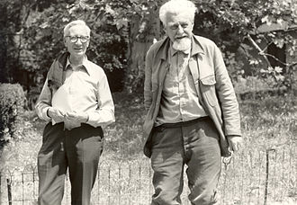 Początki – laureaci nagrody Nobla Nikolaas Tinbergen (po lewej) oraz Konrad Lorenz (po prawej), który otrzymał nagrodę Nobla wspólnie z Karlem von Frischerem, za badania nad zachowaniami zwierząt. (Źródło zdjęcia: Wikipedia.)