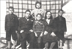 Rodzina dra Zvi Yehuda (pośrodku). Dokonali aliji, kiedy Zvi miał 13 lat