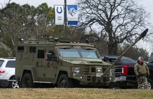 Opancerzony pojazd sił porządku publicznego na terenie, gdzie mężczyzna wziął zakładników w synagodze podczas nabożeństwa, które transmitowano na żywo w Colleyville w Teksasie, USA, 15 stycznia 2022.(zdjęcie: REUTERS/Shelby Tauber)