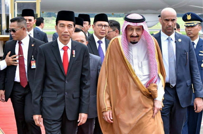 Prezydent Indonezji Joko Widodo (na pierwszym planie po lewej) spotyka króla Arabii Saudyjskiej Salmana (na pierwszym planie po prawej) na lotnisku Halim Perdanakusuma w Indonezji. (Zdjęcie: Indonesian Presidential Palace)