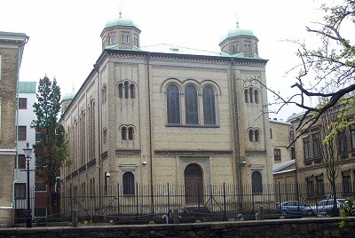 <span>Synagoga w Göteborgu w Szwecji, która zostaa obrzucona bombami zapalajcymi 9 grudnia 2017 r. (Zdjcie: Lintoncat/Wikimedia Commons)</span>
