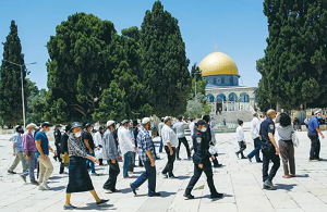 Funkcjonariusze izraelskiej policji eskortują grupę religijnych Żydów podczas wizyty na Wzgórzu Świątynnym w maju 2020 r. (źródło zdjęcia: SLIMAN KHADER/FLASH90)