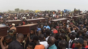 <span> Różni islamscy terroryści – w tym „ISWA [Państwo Islamskie w Afryce Zachodniej], Boko Haram i dżihadyści Ansaru” – są odpowiedzialni za zamordowanie 52 250 chrześcijan w Nigerii od roku 2009. (Zdjęcie: Rok 2020, pogrzeb 350 chrześcijan zamordowanych w Nigerii. (Źródło zdjęcia: Intersociety)</span>