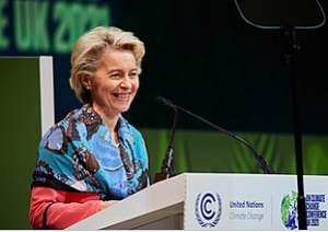 <span>Europejska Partia Ludowa (EPP), najwiksza grupa polityczna w Parlamencie Europejskim, której parti czonkowsk jest CDU, mianowaa Urszul von der Leyen na stanowisko szefowej Komisji Europejskiej. Pod jej przywództwem w Unii Europejskiej gospodarka si zaamuje, przemys zanika, a islamizm si rozprzestrzenia. Podobno to wszystko nie ma znaczenia, poniewa Europejczycy maj witego Graala: „transformacj energetyczn” na Europ zeroemisyjn i wicej regulacji ni wszystkie inne cywilizacje razem wzite. Na zdjciu: von der Leyen przemawia na szczycie klimatycznym w Glasgow, 2021r. (Zdjcie: Wikipedia)</span>