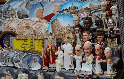 <span>Pamitki sakralne sprzedawane w Watykanie przy placu w. Piotra. Foto: Radek Pietruszka/PAP</span>