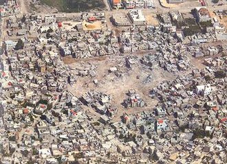 <span>Zdjęcie lotnicze wyburzonej dzielnicy obozu dla uchodźców w Dżenin. Zrobione w dwa dni po walkach. (Źródło: Wikipedia)</span>