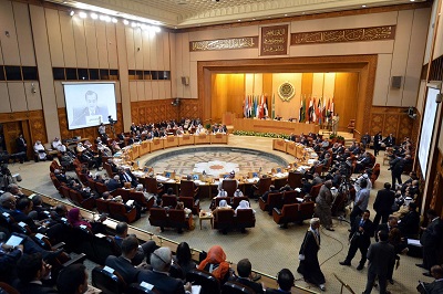 Kilka palestyskich frakcji wezwao palestyskie kierownictwo, by wycofao si z Ligi Arabskiej w protecie przeciwko odmowie krajów arabskich potpienia normalizacji stosunków z Izraelem. Nieco wczeniej ministrowie spraw zagranicznych Ligi Arabskiej odmówili poparcia palestyskiej propozycji rezolucji potpiajcej ZEA za decyzj zawarcia pokoju z Izraelem, Na zdjciu: Arabscy ministrowie spraw zagranicznych na spotkaniu Ligi Arabskiej w Kairze w Egipcie 4 marca 2020. (Zdjcie: Daily News, Egipt)