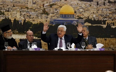 Zdjcie: Palestyski prezydent Mahmoud Abbas (drugi od prawej) przemawia podczas spotkania w miecie Ramallah na Zachodnim Brzegu 14 stycznia 2018 r. Abbas powiedzia, e Izrael swoim dziaaniem „zakoczy” przeomowe porozumienie z Oslo z lat 1990. (AFP PHOTO / ABBAS MOMANI)