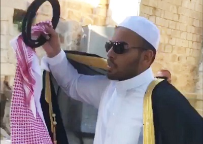 Moment, w którym Palestyczycy zauwayli saudyjskiego blogera, Mohameda Sauda, w pobliu meczetu Al-Aksa w Jerozolimie, pokazali mu, jak traktuj swoich arabskich braci, obrzucajc go obelgami i opluwajc go. Co zrobi saudyjski go, by zasuy na ponienie i fizyczn napa? Na zdjciu: Mohamed Saud zasania si przed Palestyczykami plujcymi na niego w Jerozolimie 22 lipca. (Zrzut z ekranu z wideo na Twitterze)